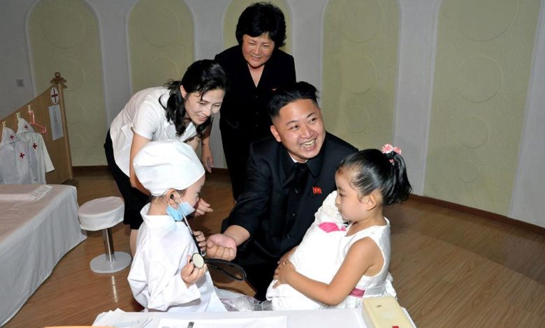 Kim Jong Un lässt sich bei Kindern untersuchen, welche Ärztin und Patientin spielen. Juli Juche 101 (2012)