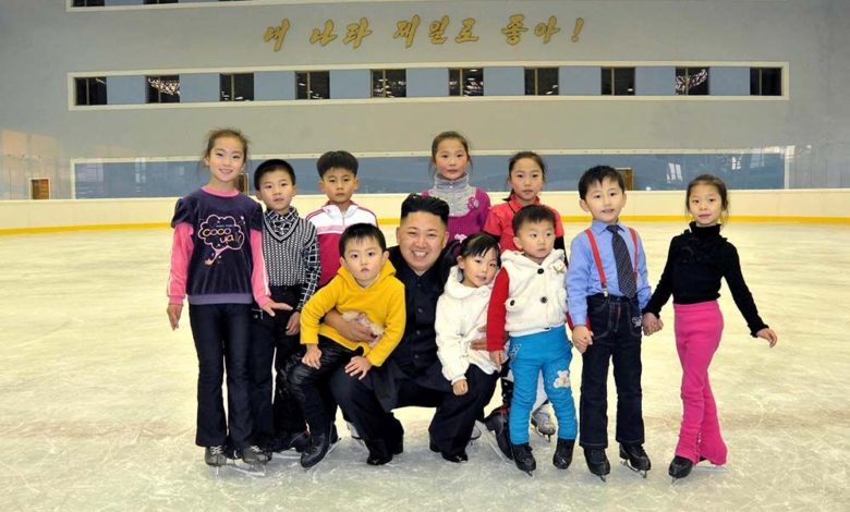 Kim Jong Un lässt sich in der Eissporthalle des Volkes mit Kindern zum Andenken fotografieren. November Juche 101 (2012)
