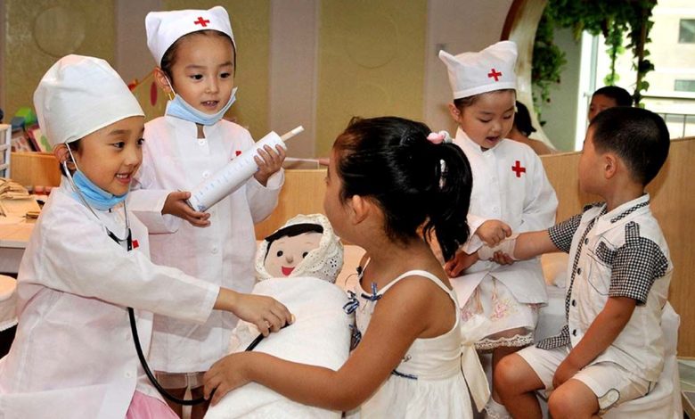 Kinder spielen Ärztinnen und Patienten.