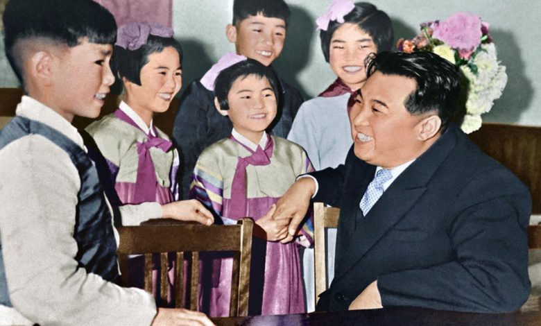 Kim Il Sung beim Treffen mit Mitgliedern einer Laienkünstlergruppe der Schüler, November Juche 48 (1959)