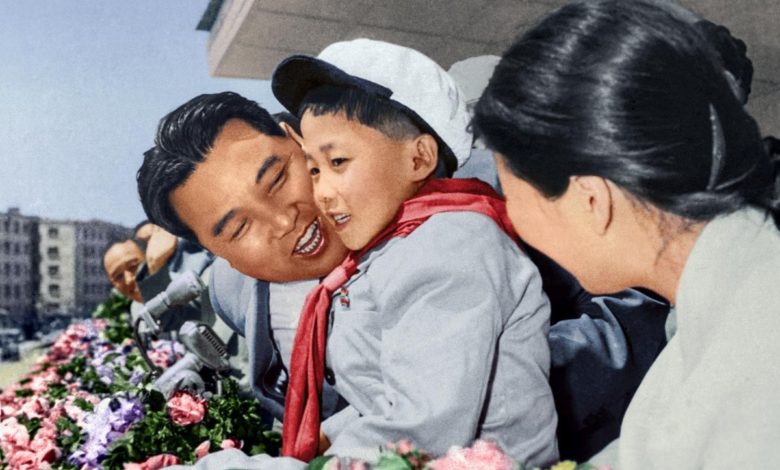 Kim Il Sung bei der Unterhaltung mit einem Kind, Mai Juche 50 (1961)