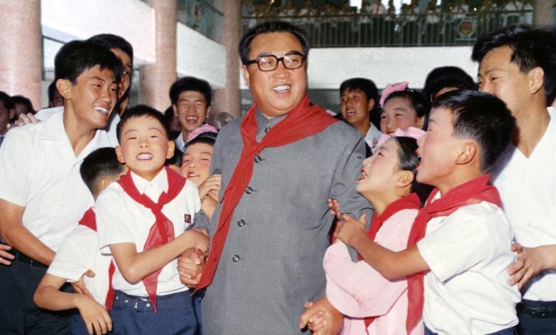 Kim Il Sung unter in Japan lebenden Schulkindern und Jugendlichen, die das Vaterland besuchen, September Juche 61 (1972)