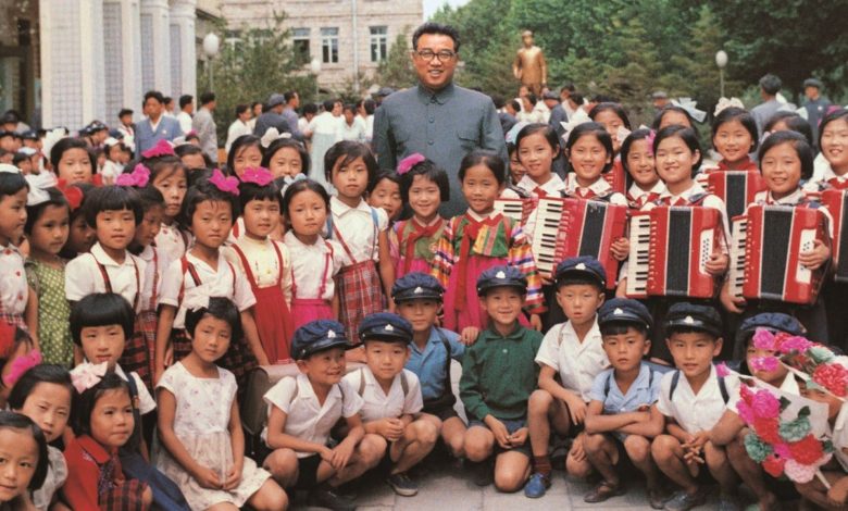 Kim Il Sung lässt sich mit Schulkindern zum Andenken fotografieren. September Juche 61 (1972)