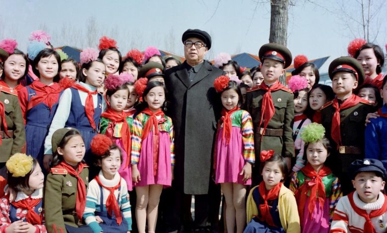 Kim Il Sung lässt sich im Vergnügungspark Mangyongdae mit Schulkindern zum Andenken fotografieren. April Juche 71 (1982)