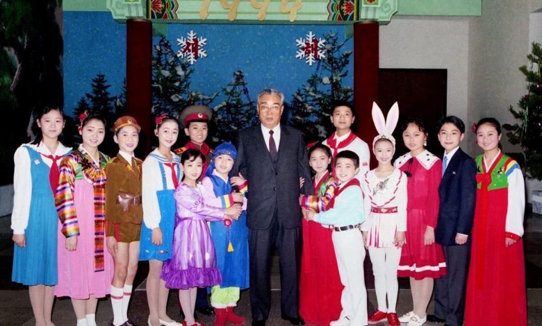 Kim Il Sung unter Schulkindern bei der Silvesterabend-Aufführung, Dezember Juche 82 (1993)