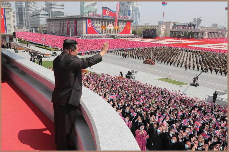 Kim Jong Un erwidert den begeisterten Jubel der Massen.