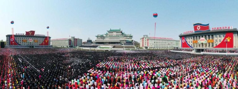 Auf dem Kim-Il-Sung-Platz in der Hauptstadt Pyongyang fanden die Zentrale Festveranstaltung und die Pyongyanger Massendemonstration zu Ehren des 110. Geburtstages des Präsidenten Kim Il Sung feierlich statt.