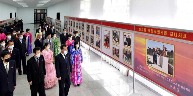 Die Zentrale Fotoausstellung zum 110. Geburtstag des Präsidenten Kim Il Sung „Der große Vater des Volkes“ fand im Kulturpalast des Volkes in Pyongyang statt.