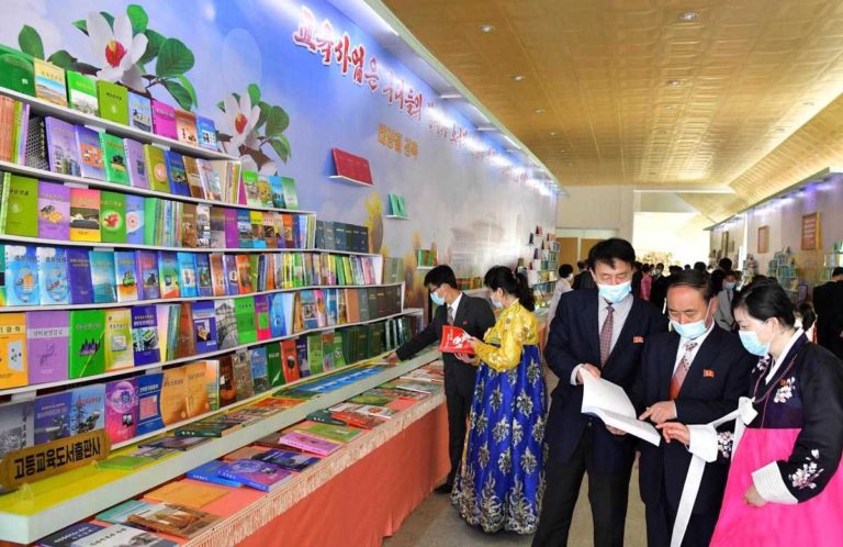 Staatliche Buchausstellung zum 110. Geburtstag des Präsidenten Kim Il Sung