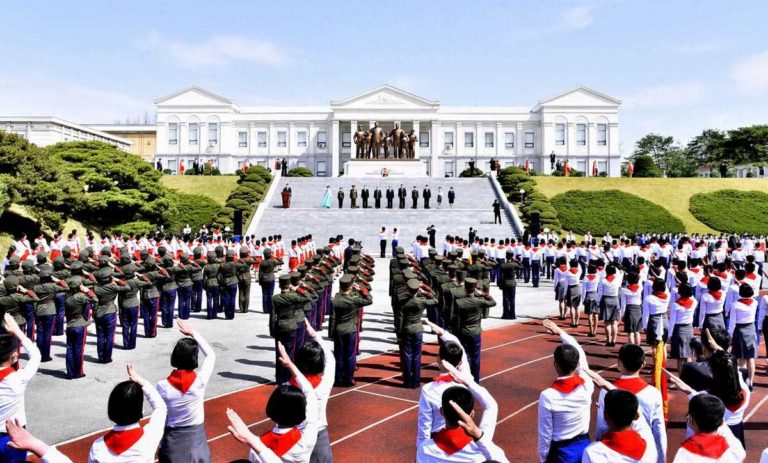 Das Republiktreffen der Kinderorganisation Koreas zum 110. Geburtstag des großen Generalissimus Kim Il Sung fand in der Revolutionsschule Mangyongdae statt.