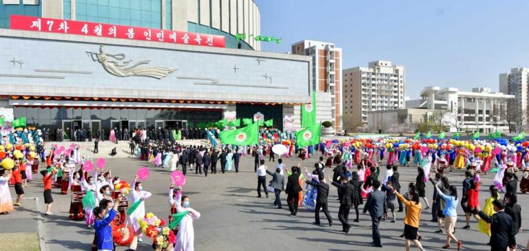 Die Eröffnungsfeier des 7. Frühlingsvolkskunstfestivals im April fand im Großtheater Ost-Pyongyang statt.