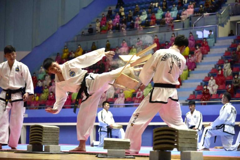 Eine Szene des Taekwondo-Wettkampfes der Kampfsport-Landesmeisterschaft um den Mangyongdae-Preis zur Feier des Tages der Sonne