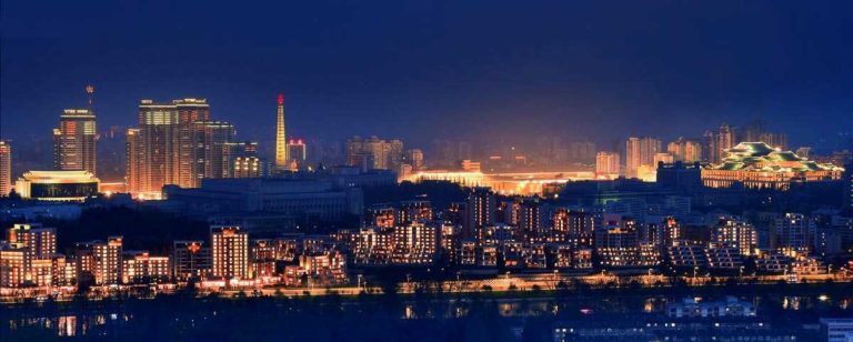 Es entstand ein neues Wohnviertel mit Terrassenhäusern am Ufer des Pothong-Flusses und bildet eine neue Landschaft der Hauptstadt Pyongyang.
