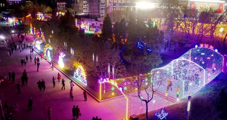 Das Illuminationsfestival zur Feier des 110. Geburtstages des Präsidenten Kim II Sung gestaltete die Nachtlandschaft der Hauptstadt noch prächtiger.