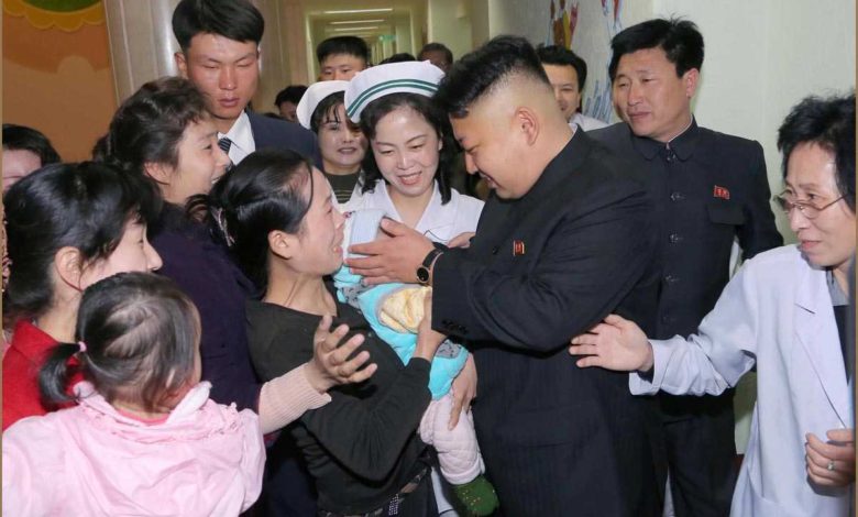 Kim Jong Un bei der Vor-Ort-Anleitung der Kinderklinik Okryu, März 2014