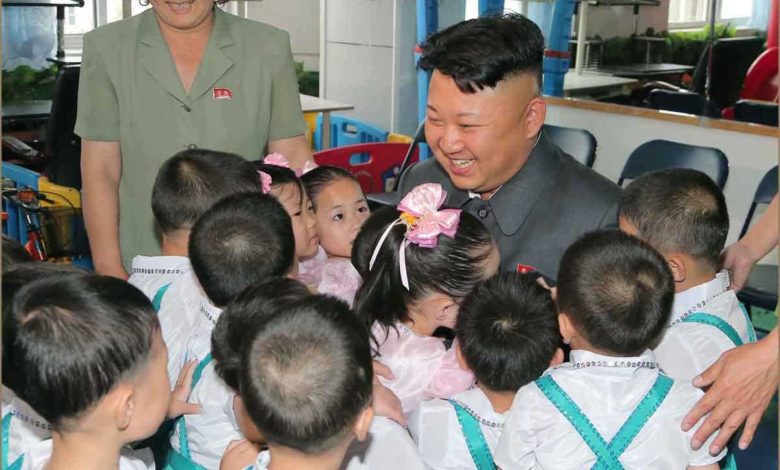 Kim Jong Un besucht das Pyongyanger Kleinkinderheim und beglückwünscht die Heimkinder zum Internationalen Kindertag. Juni 2014