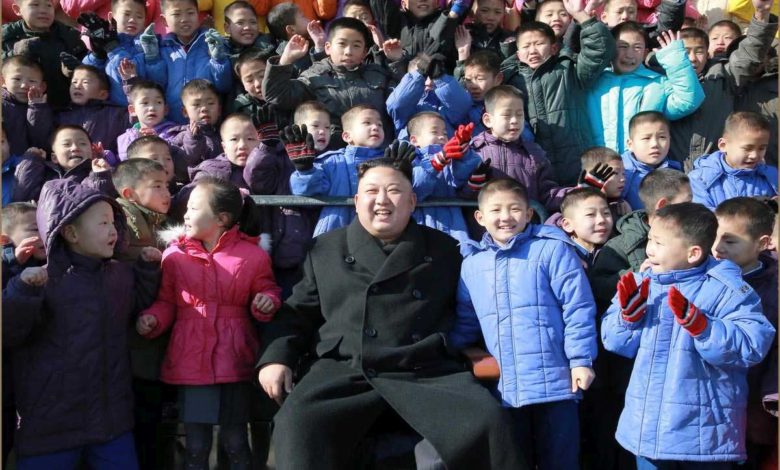 Kim Jong Un unter Schülern der Pyongyanger Waisengrundschule, Februar 2017