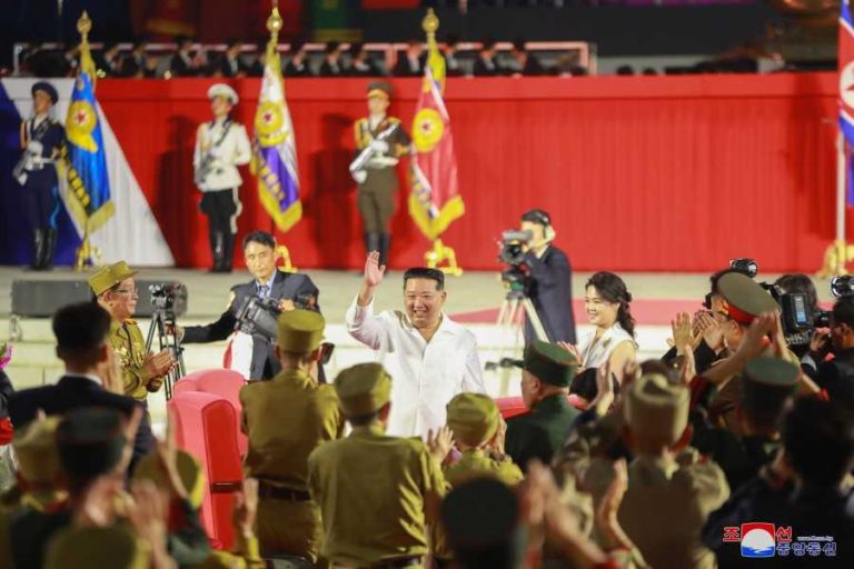 Kim Jong Un wohnt der Festveranstaltung zum 69. Jahrestag des großen Sieges im Krieg bei.