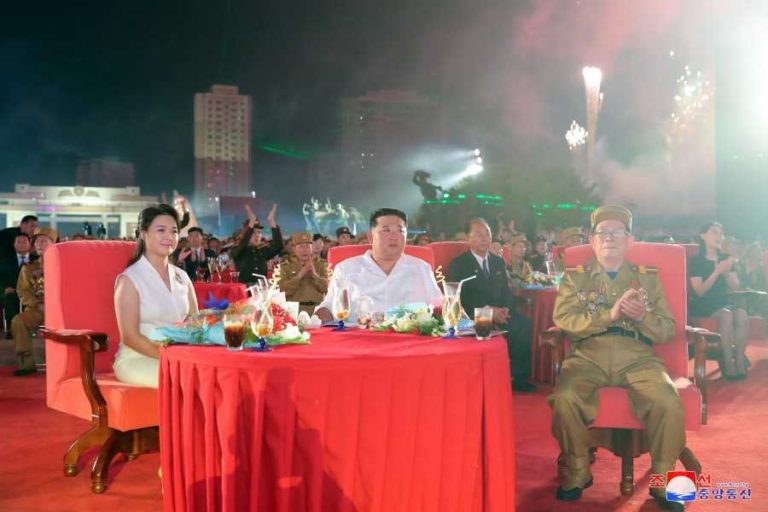 Kim Jong Un erlebt die Darbietungen zum Tag des Sieges im Krieg.