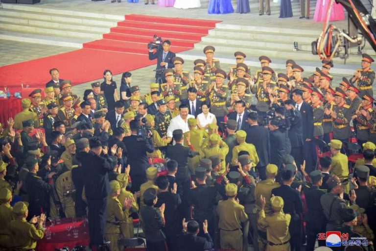 Kim Jong Un beim Händedruck mit Kriegsveteranen