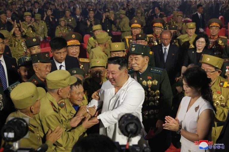 Kim Jong Un beim Händedruck mit Kriegsveteranen