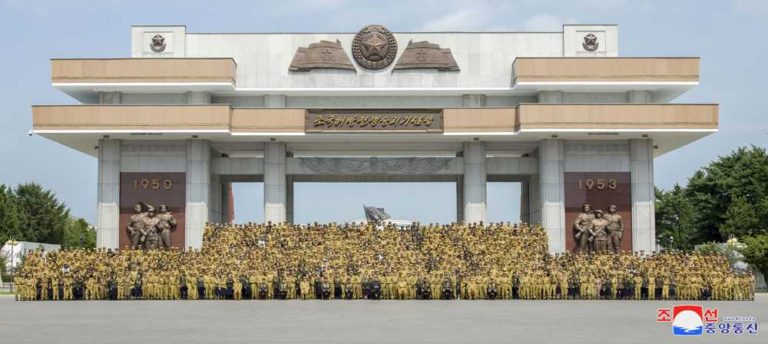 Kim Jong Un lässt sich mit den Teilnehmern des 8. Landestreffens der Kriegsveteranen zum Andenken fotografieren.
