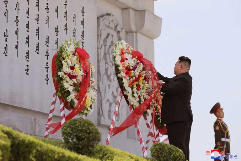 Kim Jong Un suchte zum Tag des großen Sieges im Krieg den Turm der Freundschaft auf.