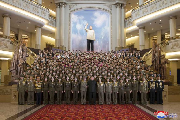 Kim Jong Un lässt sich mit Führerinnen von historischen revolutionären Gedenkstätten über den Sieg im Krieg zum Andenken fotografieren.