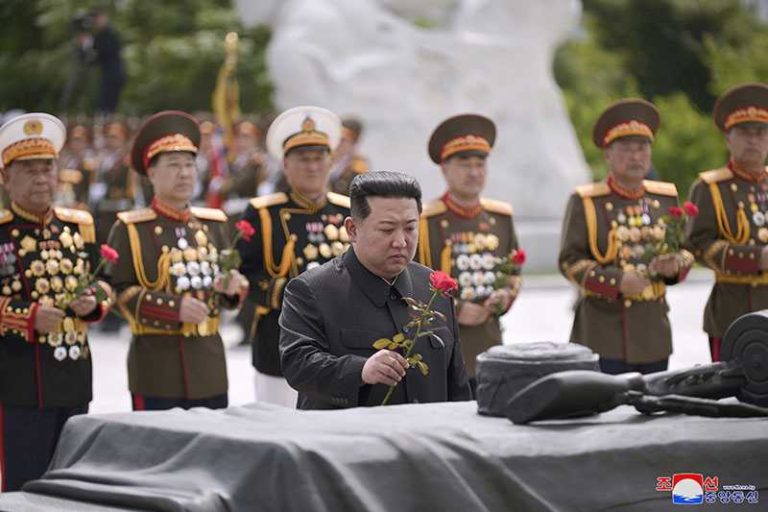Kim Jong Un suchte zum Tag des Sieges im Krieg den Ehrenhain der Gefallenen des Vaterländischen Befreiungskrieges auf.