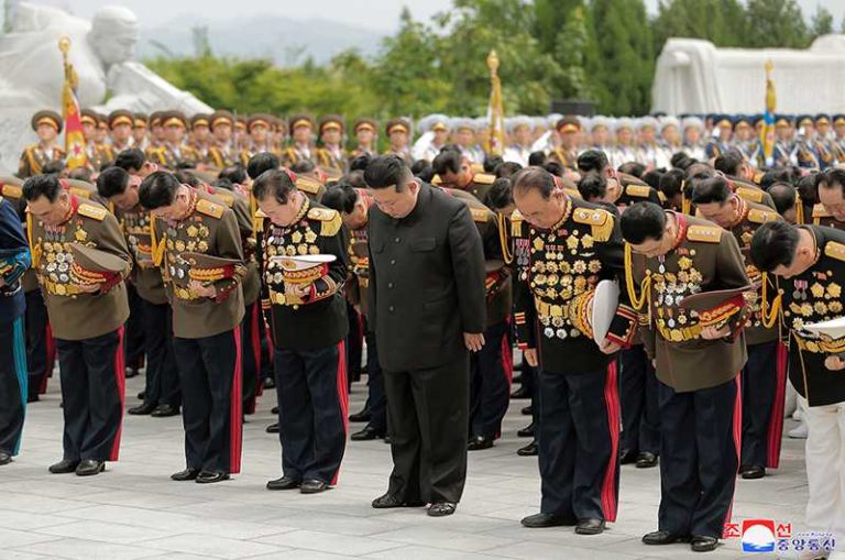 Kim Jong Un erweist den Gefallenen in den großen Jahren erhabene Ehrerbietung.