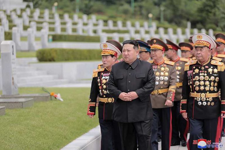 Kim Jong Un beim Rundgang durch den Ehrenhain der Gefallenen